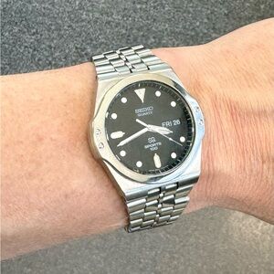 Seiko stainless Quartz Men’s watch, Model SQ Sports 100 with Date, very good